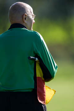 Assisterande domare, linjedomare, linjeman, flagga,