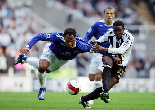 Joleon Lescott, Everton och Shola Ameobi, Newcastle