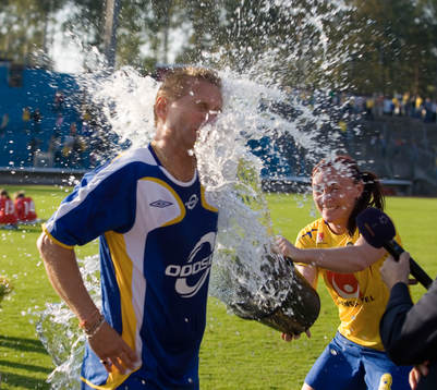 Förbundskapten Thomas Dennerby får en spann vatten över