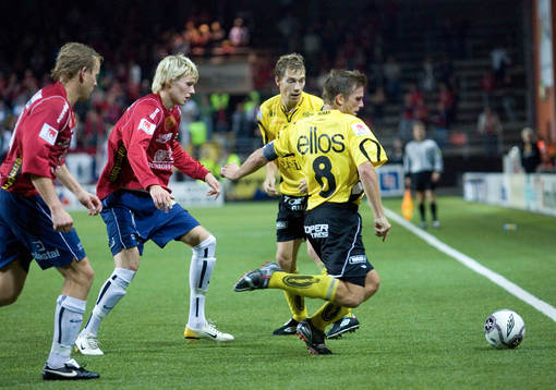 Anders Svensson jagas av Ola Toivonen