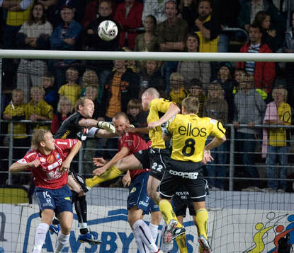 Dick Last räddar framför Andreas Augustsson och Anders