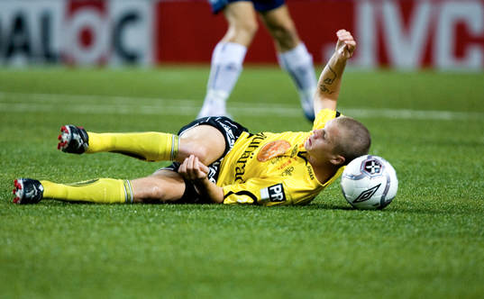 Andreas Augustsson på fall, med bollen som huvudkudde