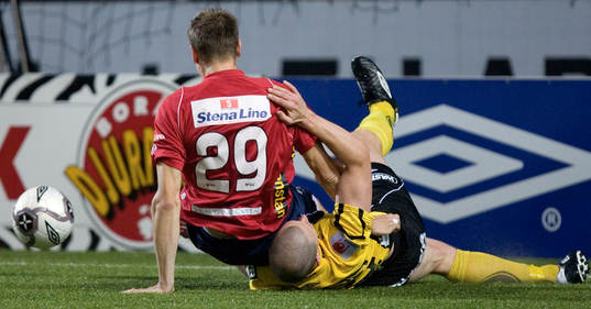 Elias Storm trycker till Andreas Augustsson
