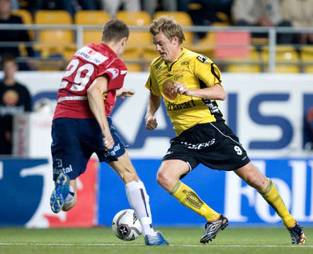 Mathias Svensson dribblar Elias Storm