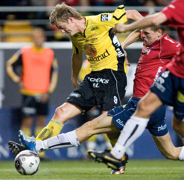 Mathias Svensson håller undan och skjuter