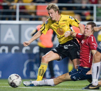 Mathias Svensson håller undan och skjuter