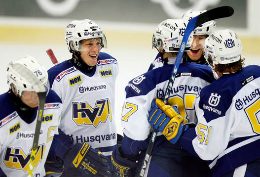 HV71:s Johan Åkerman jublar