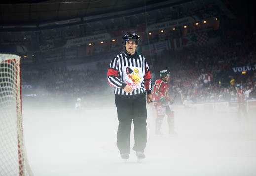 Patrik Sjöberg, domare, blåser av matchen en stund för