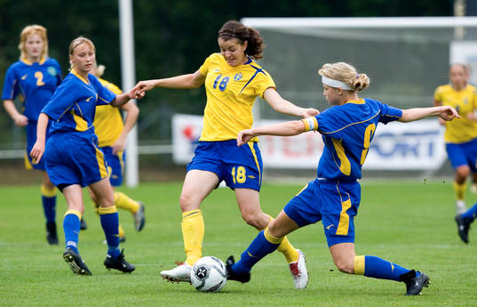 Rebecca Jonsson (QBIK) tar sig förbi Lukina Olessya