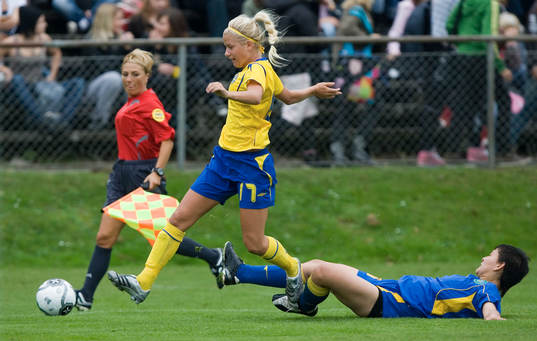 Julia Bhy, Ornäs, har fått en motståndare på rygg