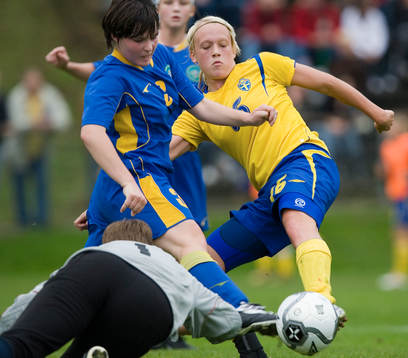 Linnea Liljegärd, Falköping, nära få bollen förbi