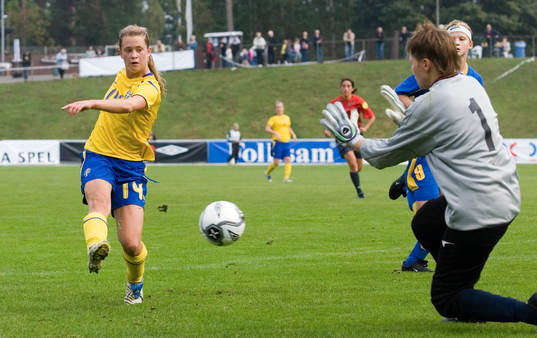 Emma Lundh, Hammarby, gör 4-0 bakom Irina Saratovtseva