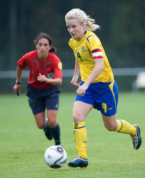 Petra Larsson, Linköping, jagas av domaren Carina Susanna