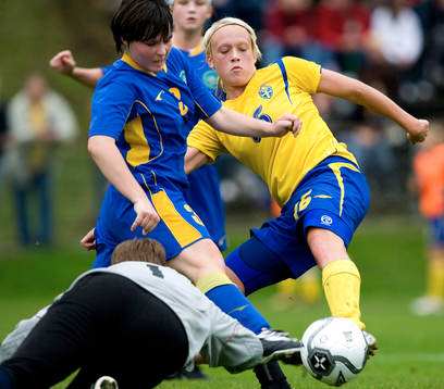Linnea Liljegärd, Sverige, Alena Kugabayeva och målvakt