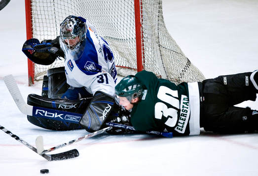 Peter Hirsch, målvakt Leksand täcker upp målet,