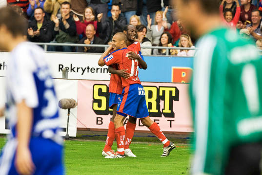 3-0 "Henke" Larsson som grattas av Luton Shelton, IFK deppar