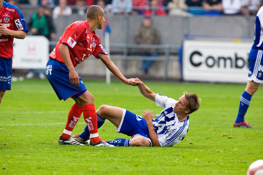 Henrik Larsson ger Adam Johansson en hjälpande hand