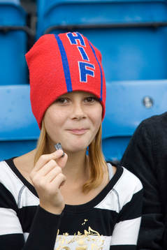 Supporter, fan, tjej, flicka, mössa, äter godis