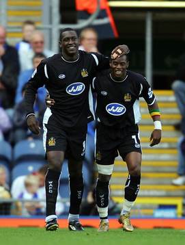 Emile Heskey och Henri Camara, Wigan (jubel)