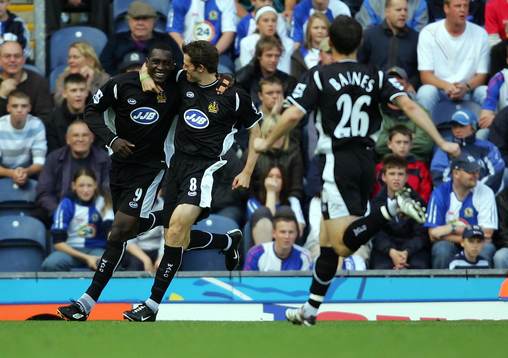 Emile Heskey och Kevin Kilbane, Wigan (jubel)
