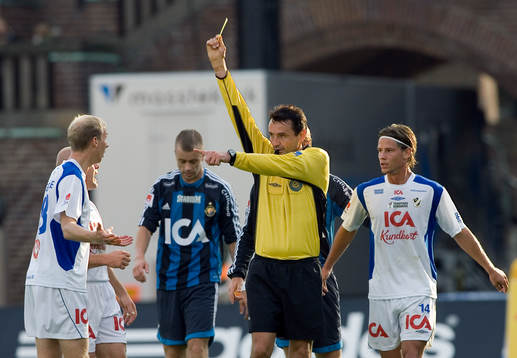 Miro Ukalovic, domare, ger Andreas Johansson gult kort