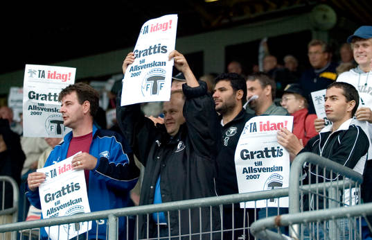 Publiken gratulerar till det Allsvenska avancemanget