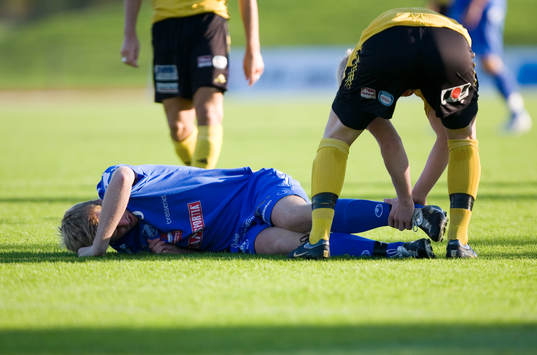 Skada, skadad, fair play, motståndare hjälper till