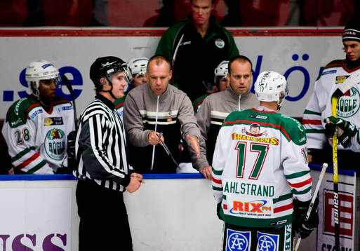 Bobo Simensen, Tränare Rögle är upprörd på domarna