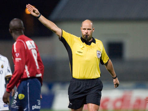 Martin Hansson, domare. Tecken, visselpipa