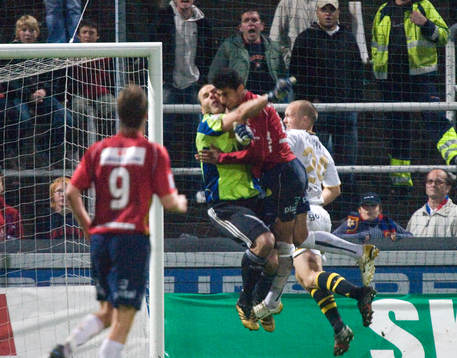 Ailton Almeida krockar med Daniel Örlund, målvakt, AIK