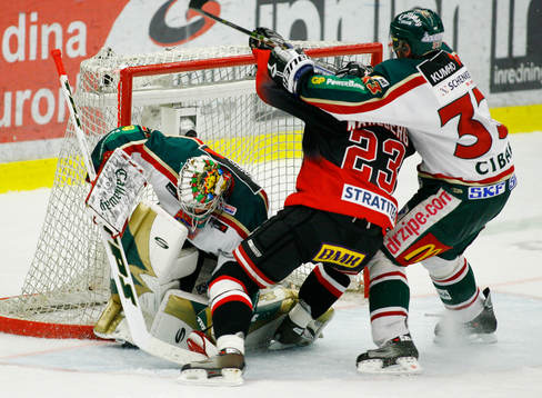 Joel Gistedt (målvakt) Frölunda räddar en puck framför