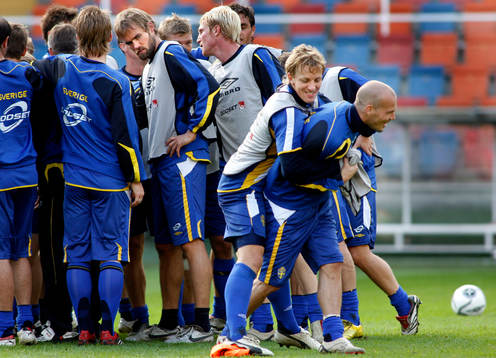 Olof Mellberg betraktar sina lekande lagkamrater med skepsis