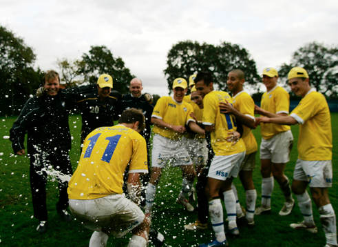 Martin Abrahamsson med lagkompisar och champagne firar, IFK