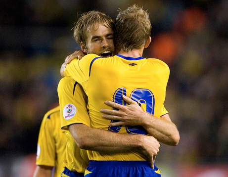 Olof Mellberg gratulerar Marcus Allbäck, Sverige