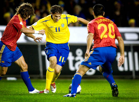 Johan Elmander, Sverige och Carles Puyol och Juanito