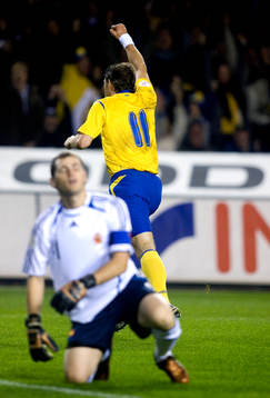 Johan Elmander, Sverige gör 1-0. Jubel. Iker Casillas