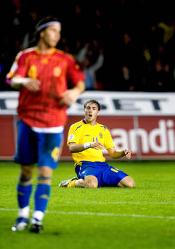 Sergio Ramos, Spanien och Johan Elmander, Sverige, som