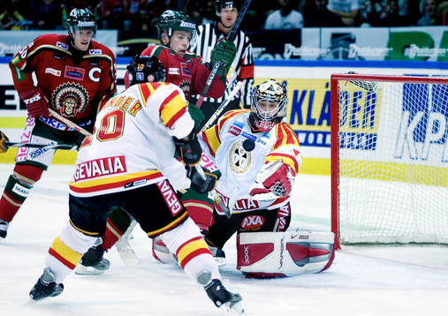 Robert Kristan, Målvakt Brynäs sträcker ut plocken  för