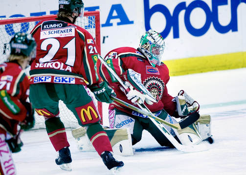 Joel Gistedt, Målvakt Frölunda tar emot pucken