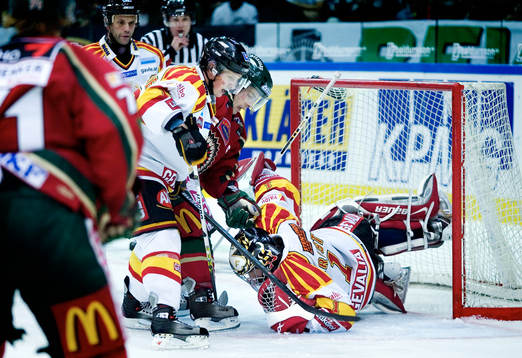 Martin Plüss, Frölunda sätter press på Robert Kristan,