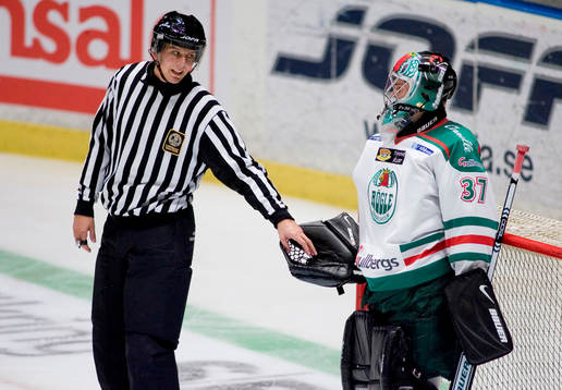 Cristopher Nilstorp, MV Rögle överlämnar pucken