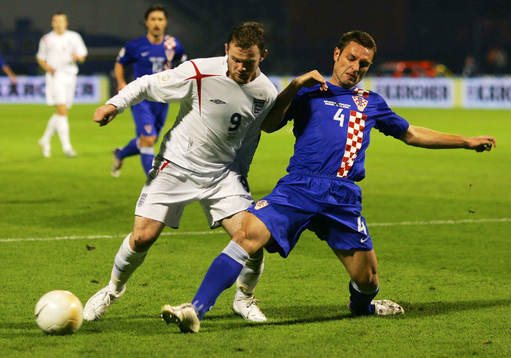 Wayne Rooney,  England tacklas av Robert Kovac, Kroatien