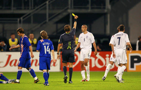 Rio Ferdinand, England får gult kort