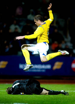 Johan Elmander, Sverige och Arni Arason, (målvakt) Island