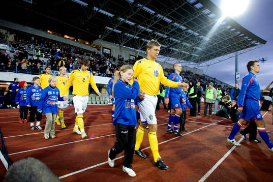 Spelarentré på arenan Laugardarsvöllor. Marcus Allbäck,