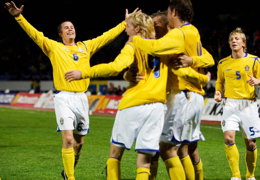 Christian Wilhelmsson, Sverige, har gjort 2-1. Daniel