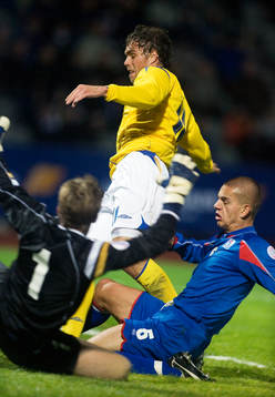 Johan Elmander,  Sverige och Arni Arason (målvakt) och