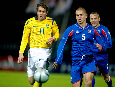 Johan Elmander,  Sverige och Ivar Ingimarsson, Island