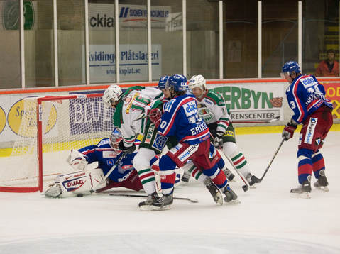 Trångt framför Markus Svensson, målvakt, Oskarshamn