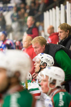 Kenny Jönsson hjälper till i båset